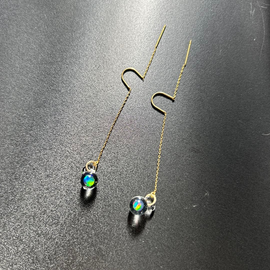 ガラスのオパールピアス