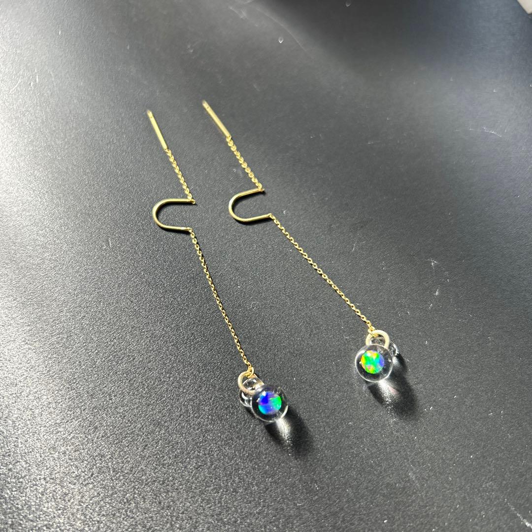 ガラスのオパールピアス