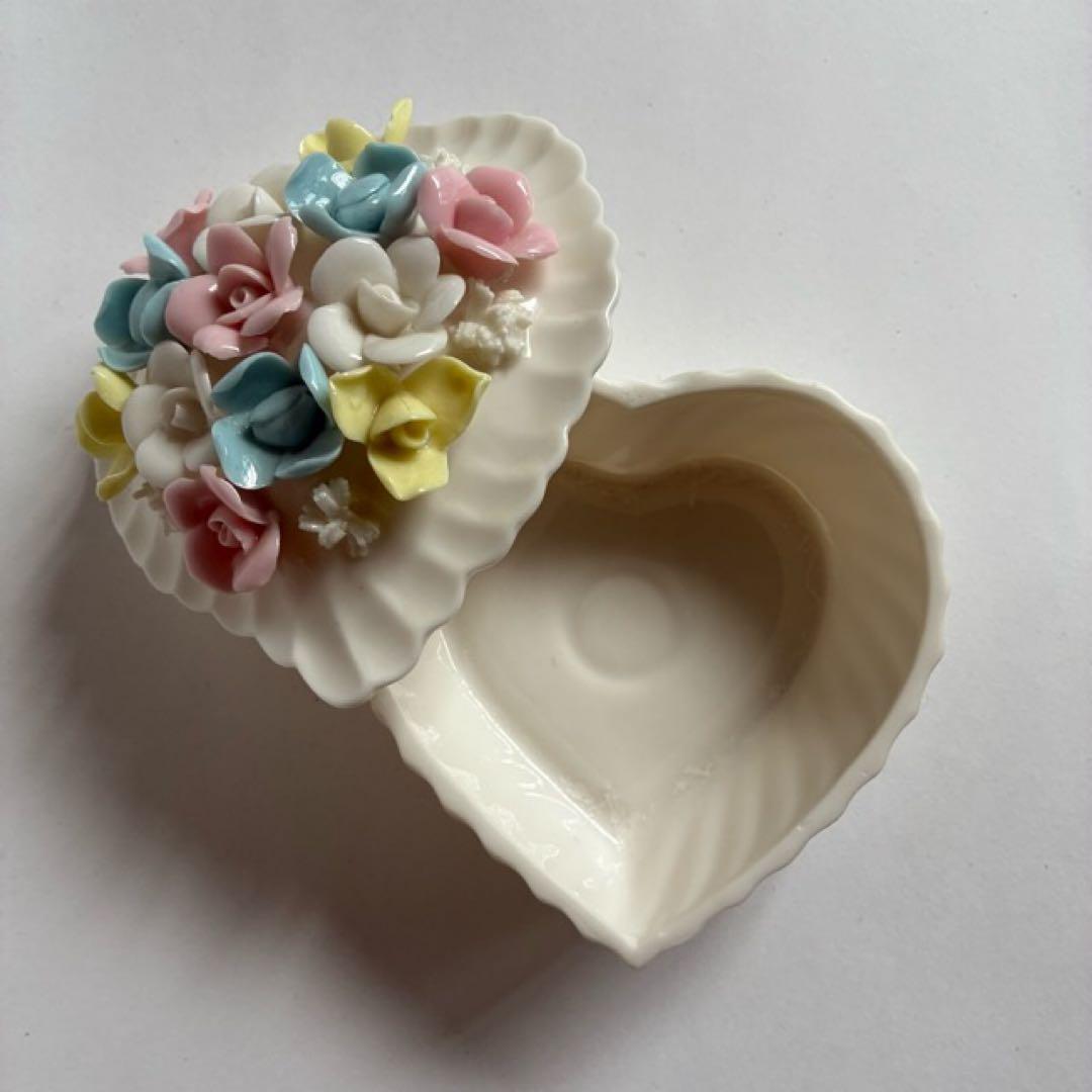 京都の古道具 陶製 バラの花 ハート型の蓋つき小物入れ