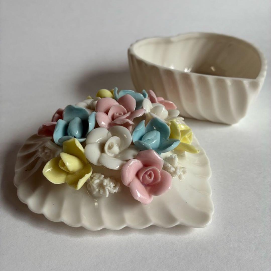 京都の古道具 陶製 バラの花 ハート型の蓋つき小物入れ