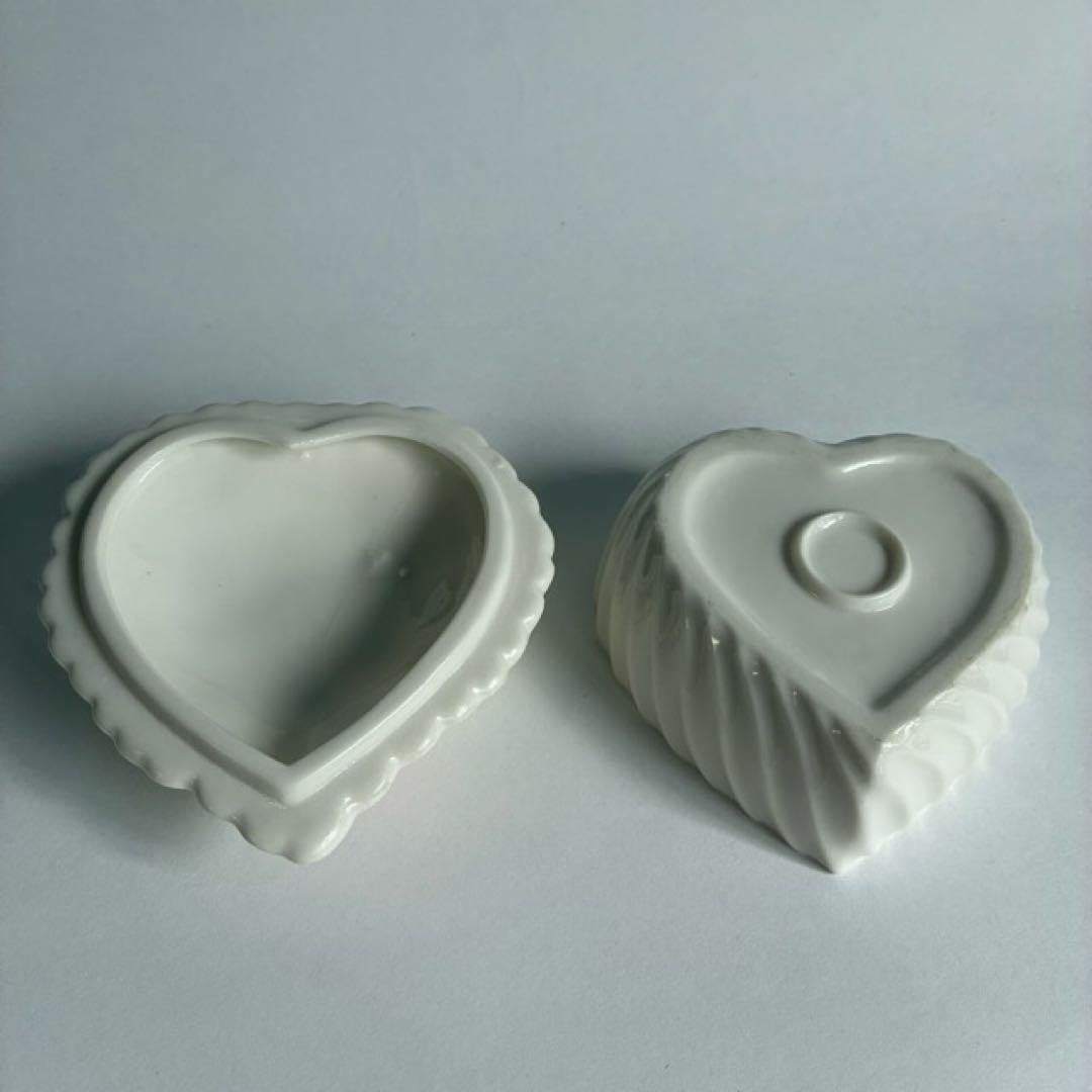 京都の古道具 陶製 バラの花 ハート型の蓋つき小物入れ