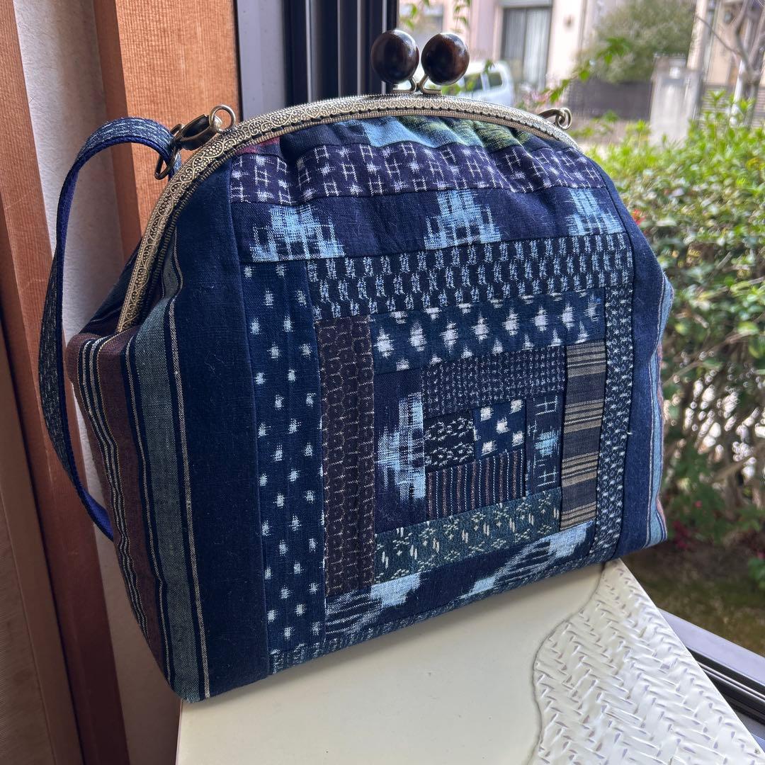 絣のパッチワーク大きながま口丸ショルダー (*´꒳`*)ショルダー紐とチャーム付
