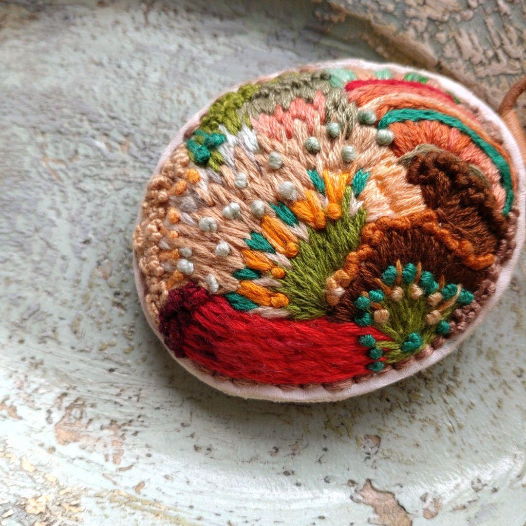 手縫い　刺繍　レザー　革小物　アクセサリー　ペンダント　キーホルダー