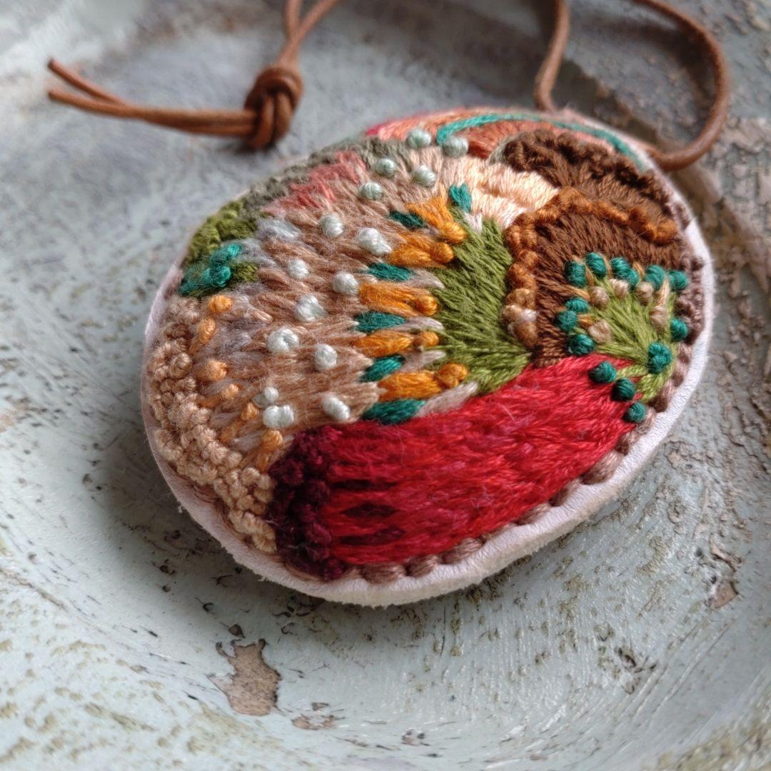 手縫い　刺繍　レザー　革小物　アクセサリー　ペンダント　キーホルダー