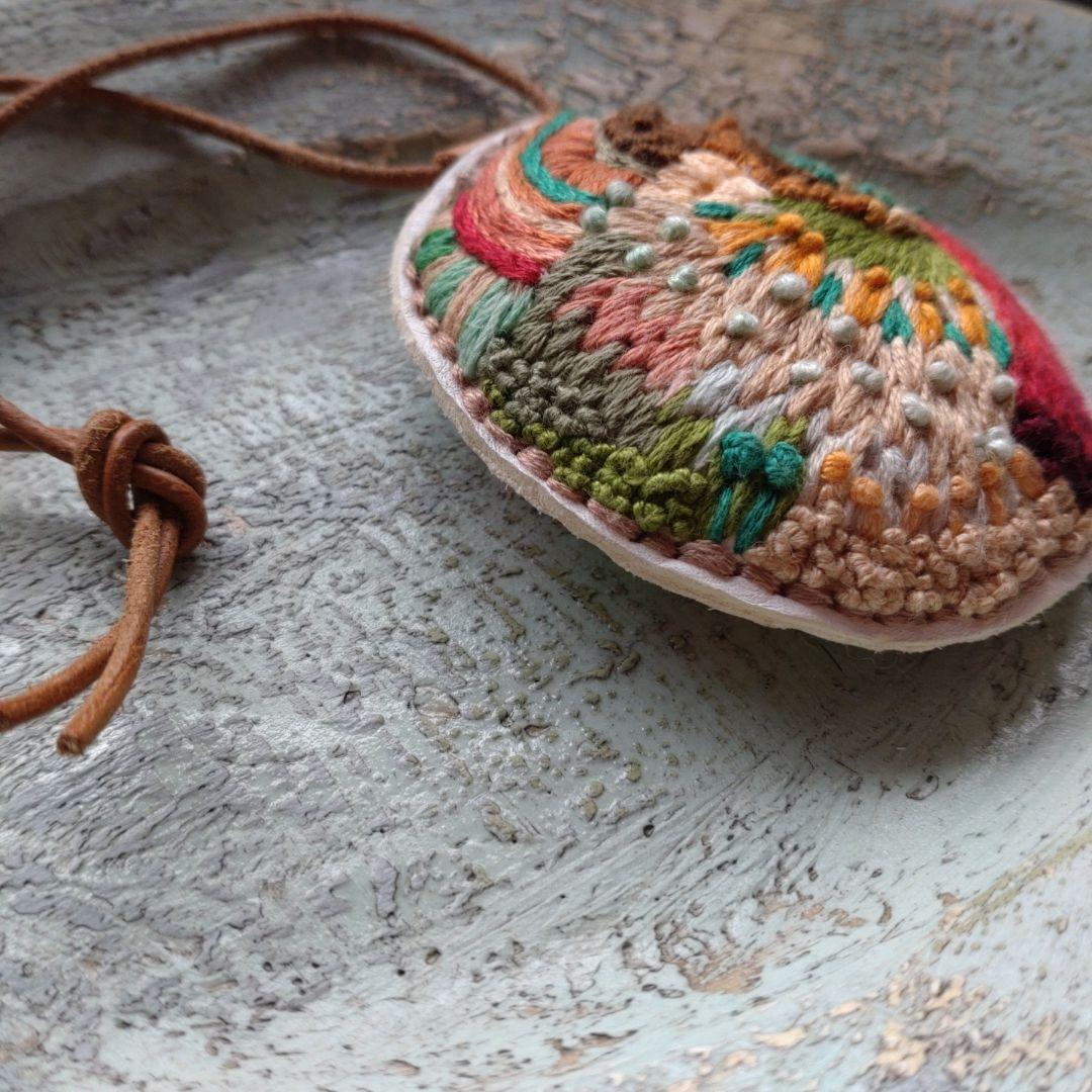 手縫い　刺繍　レザー　革小物　アクセサリー　ペンダント　キーホルダー