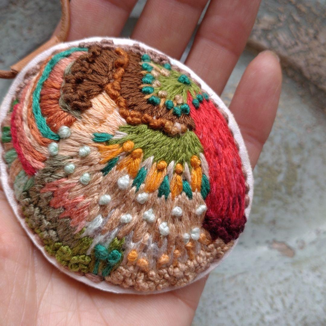 手縫い　刺繍　レザー　革小物　アクセサリー　ペンダント　キーホルダー