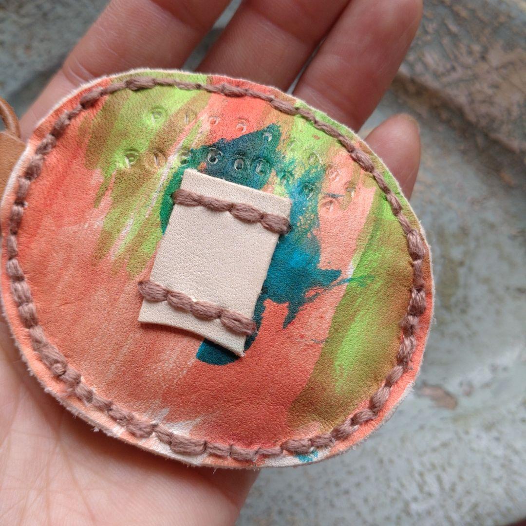 手縫い　刺繍　レザー　革小物　アクセサリー　ペンダント　キーホルダー