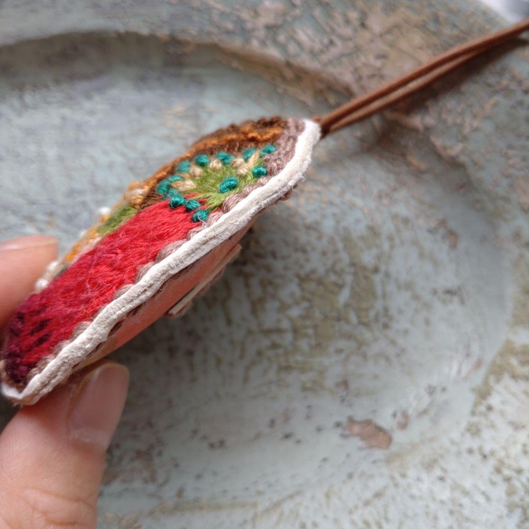 手縫い　刺繍　レザー　革小物　アクセサリー　ペンダント　キーホルダー