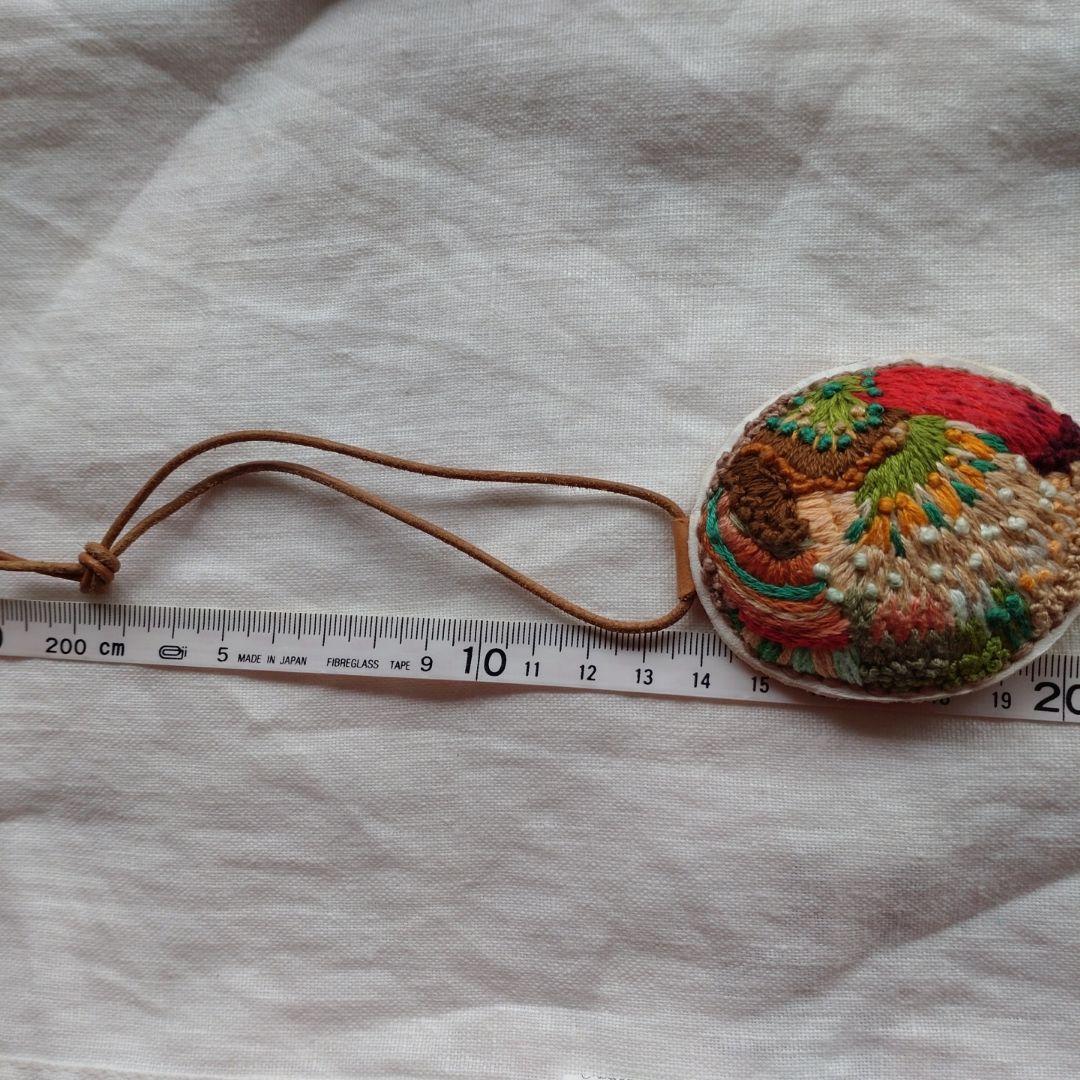 手縫い　刺繍　レザー　革小物　アクセサリー　ペンダント　キーホルダー