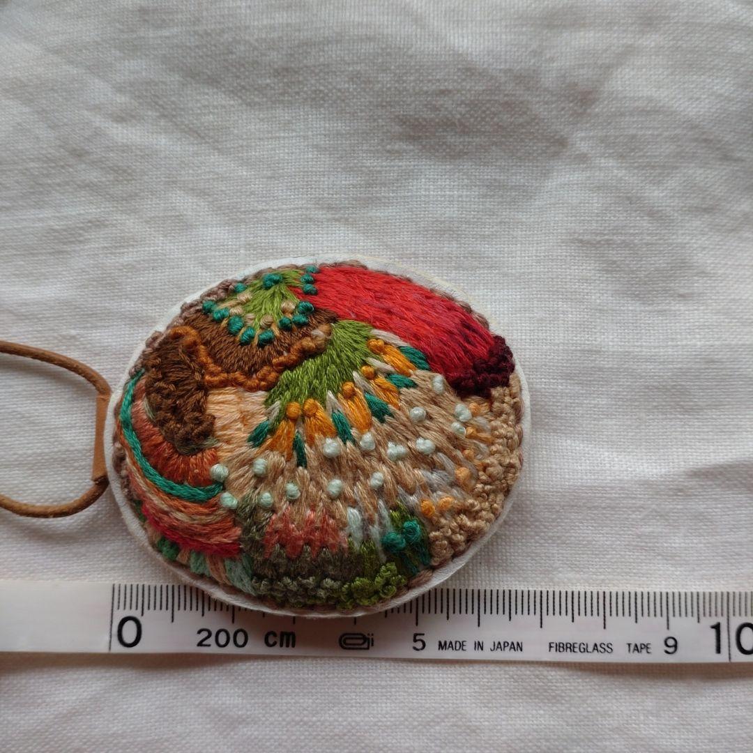 手縫い　刺繍　レザー　革小物　アクセサリー　ペンダント　キーホルダー