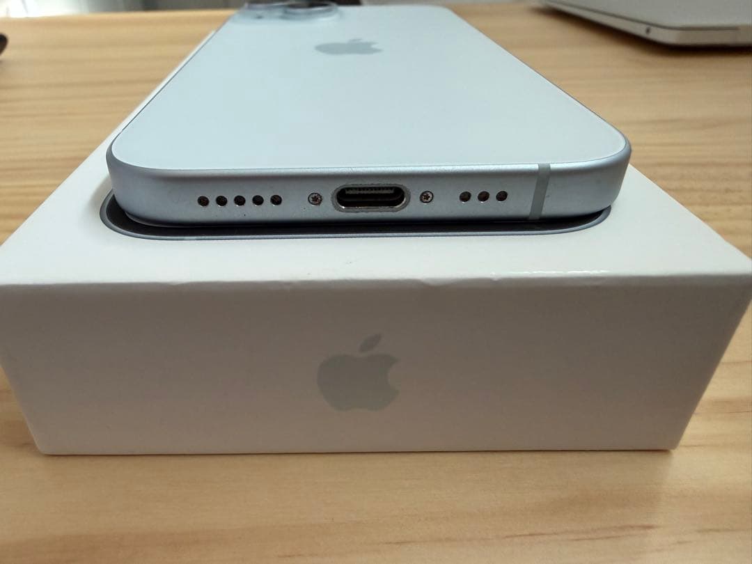 Apple iPhone 15 6.1インチ　美品