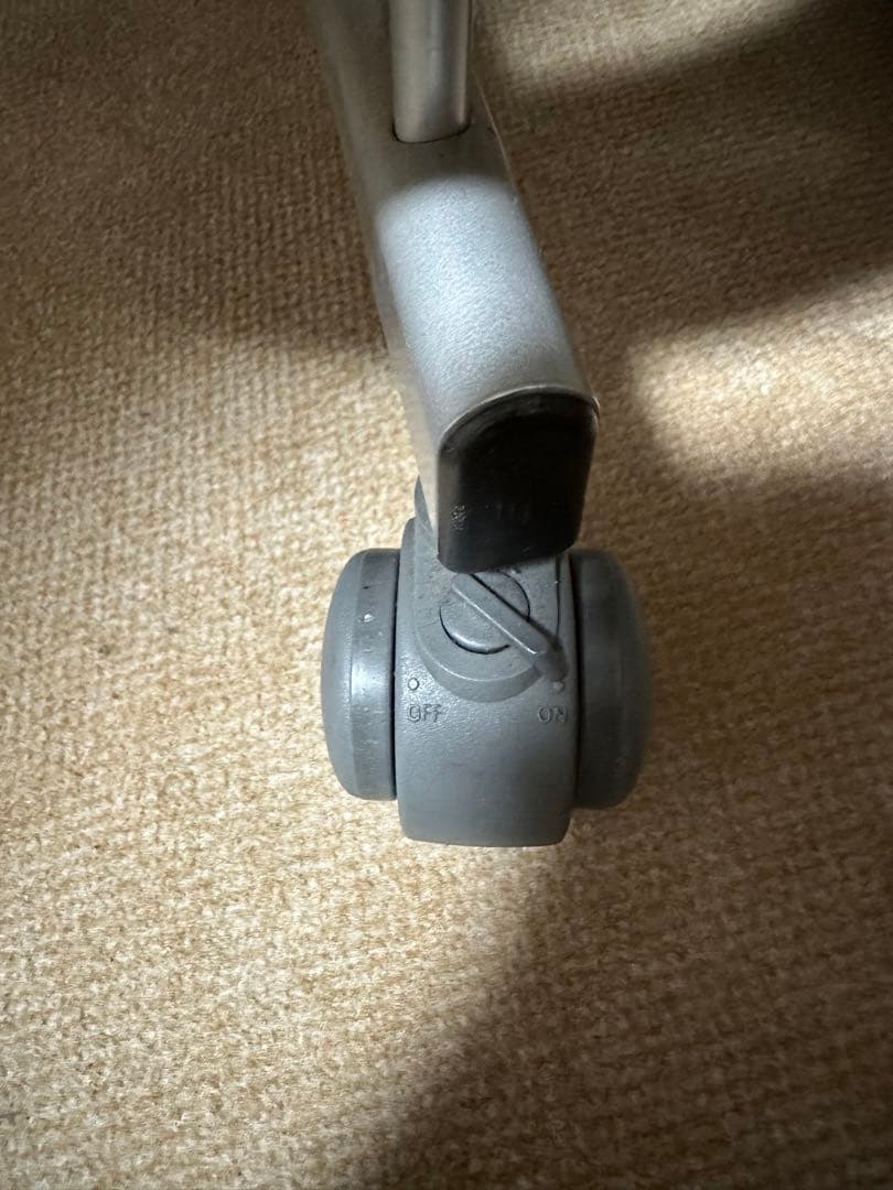 (値下中)カリモク 高さ調整可能 デスクチェア / キャスターチェア　1脚