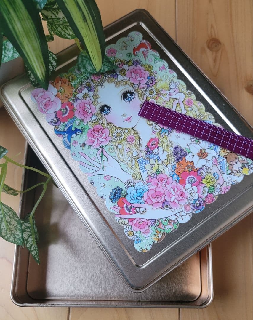 レアなお菓子の空き缶　高橋真琴