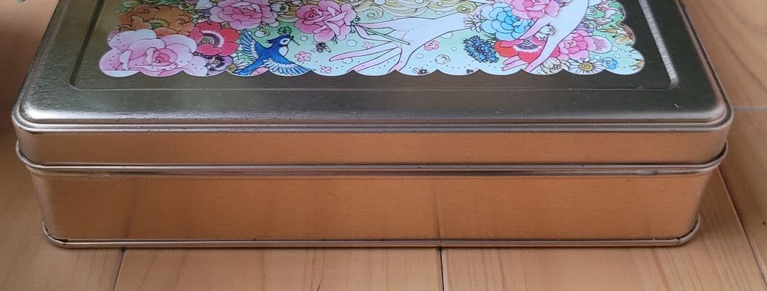 レアなお菓子の空き缶　高橋真琴