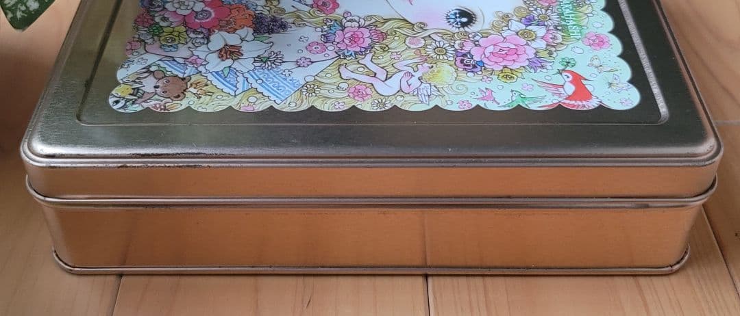 レアなお菓子の空き缶　高橋真琴