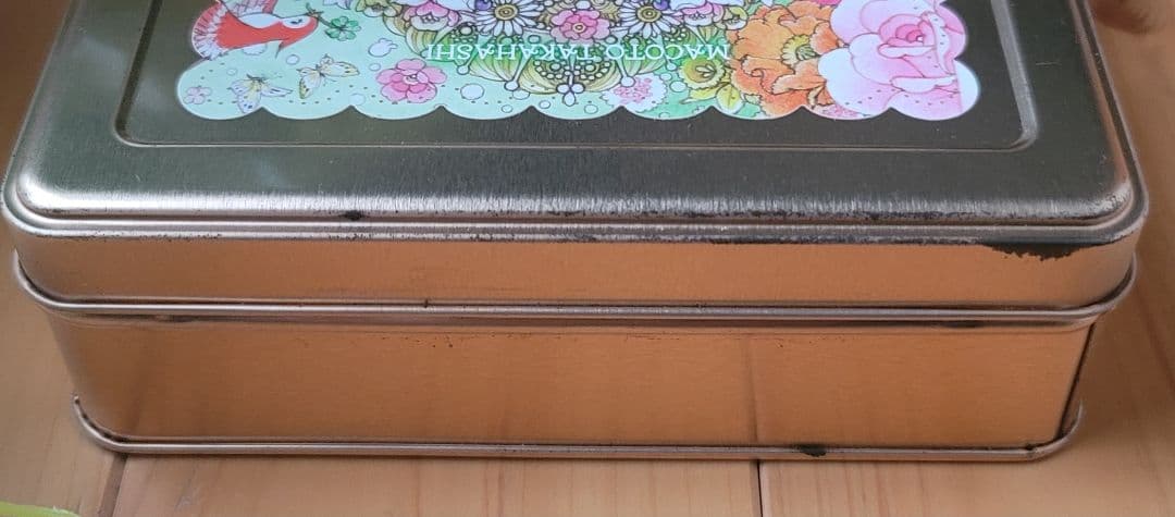 レアなお菓子の空き缶　高橋真琴