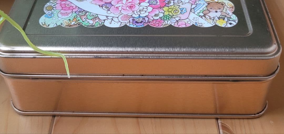 レアなお菓子の空き缶　高橋真琴