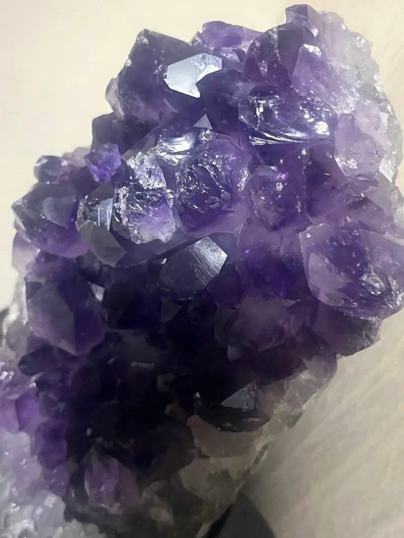 ウルグアイアメジスト結晶　原石　インテリア置物　木製台座付き　クラスター