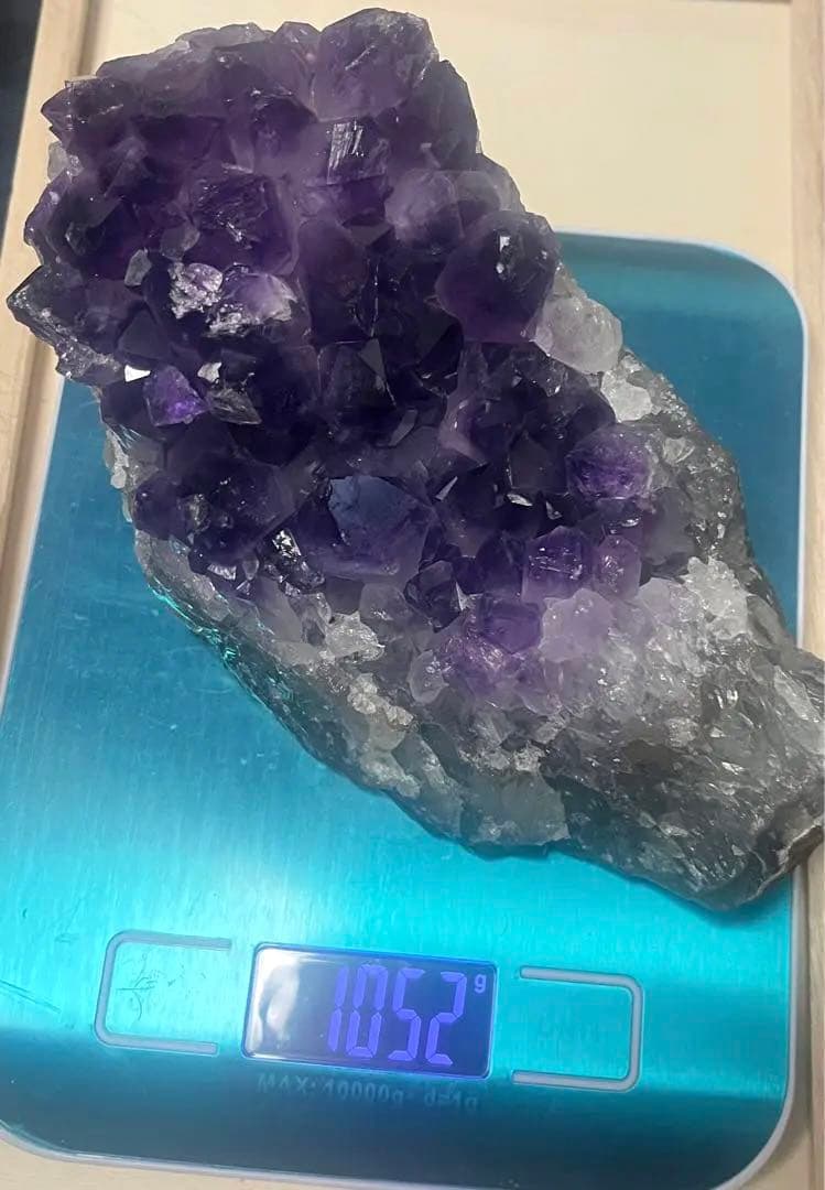 ウルグアイアメジスト結晶　原石　インテリア置物　木製台座付き　クラスター