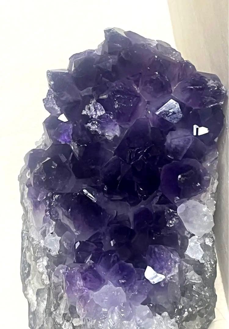 ウルグアイアメジスト結晶　原石　インテリア置物　木製台座付き　クラスター