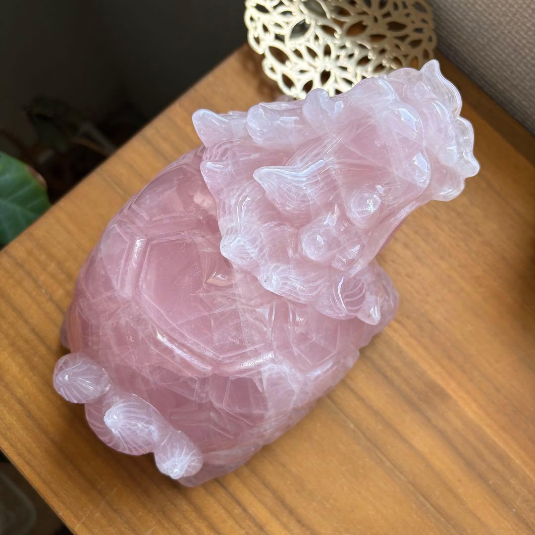 大型 高品質 マダガスカル産ローズクォーツ 龍亀（ロングイ） 置物2.45kg