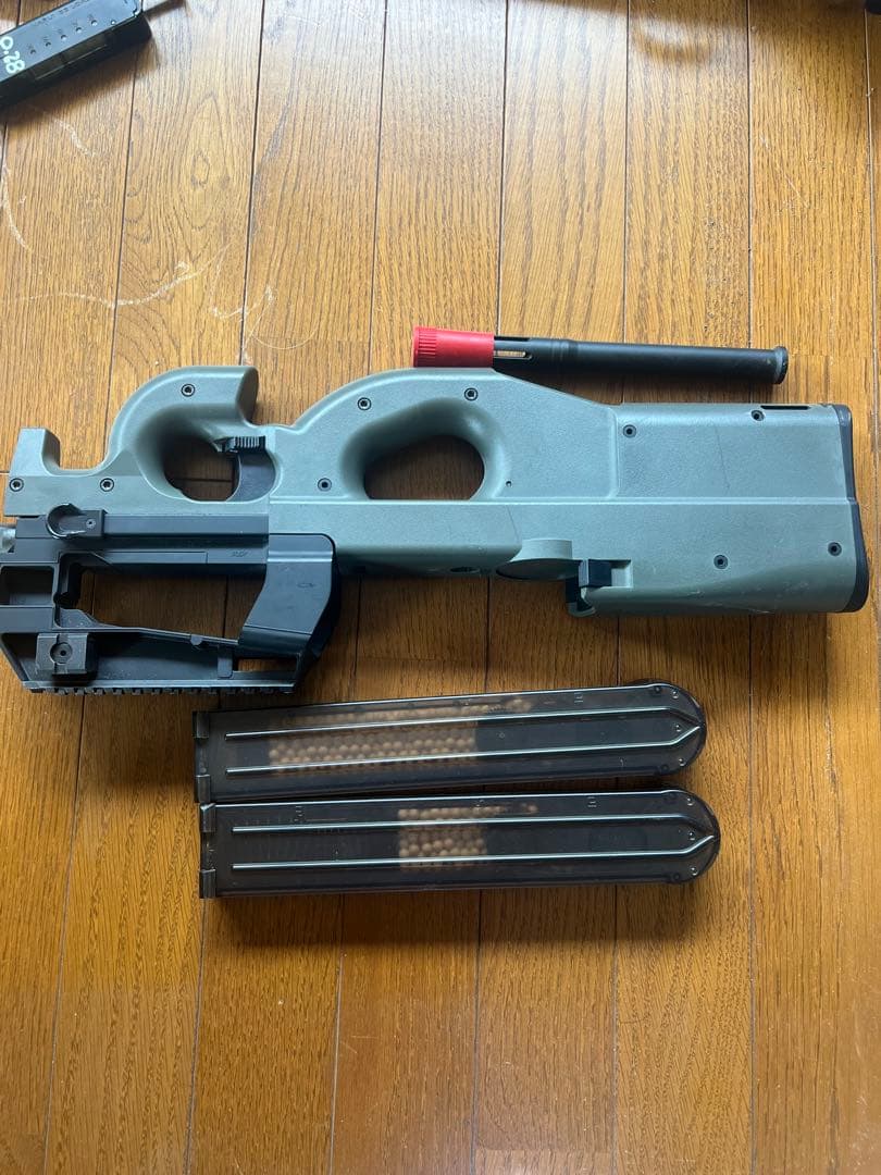 p-90 電動ガン　マガジン　バッテリー付き　サバゲー