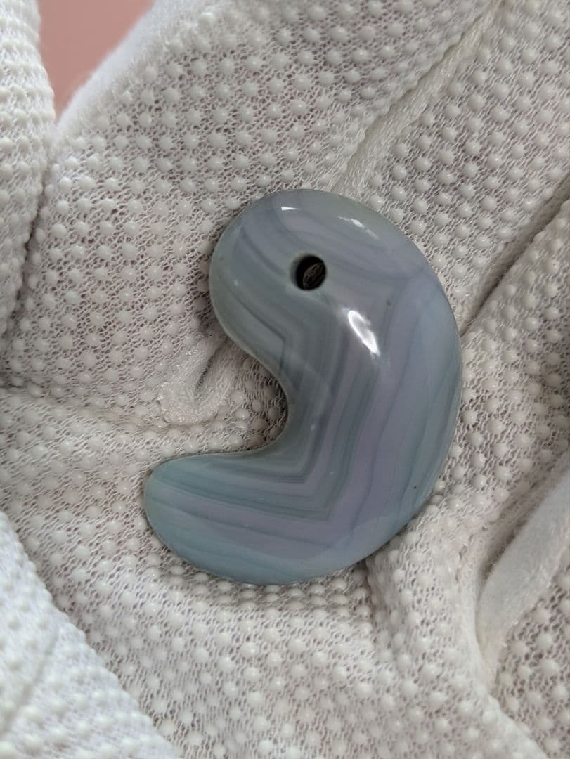 天然石 【津軽錦石】の ビッグサイズ の 勾玉です。