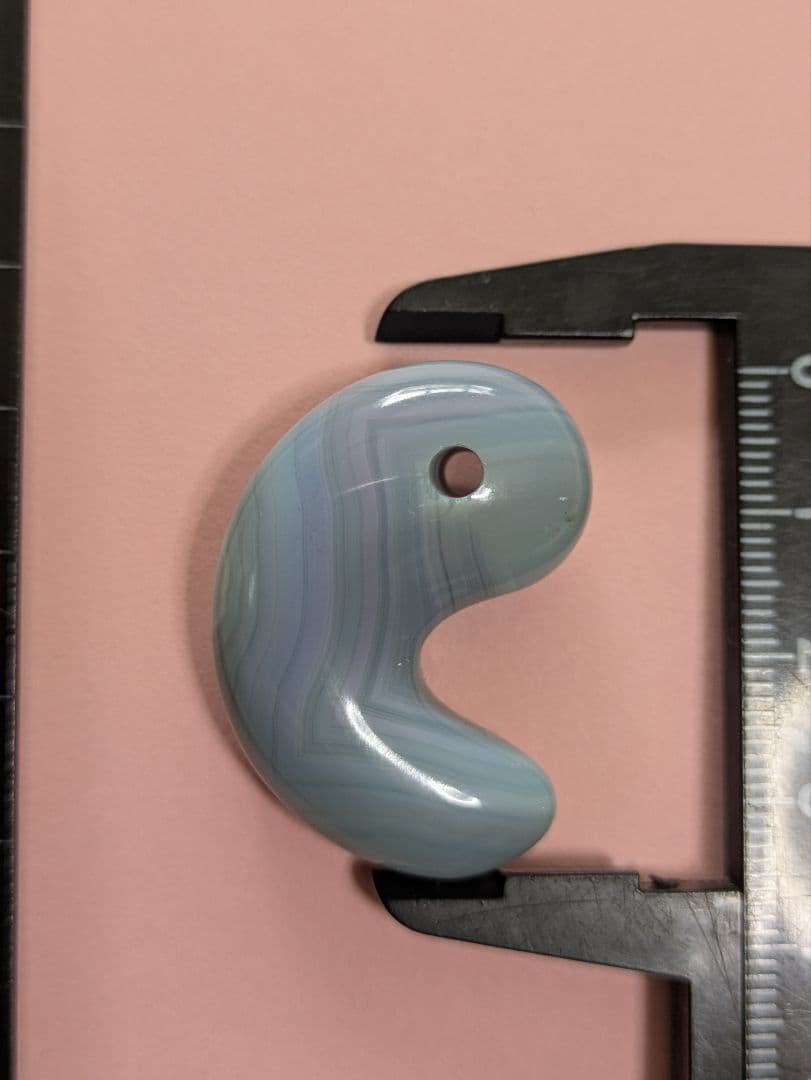 天然石 【津軽錦石】の ビッグサイズ の 勾玉です。