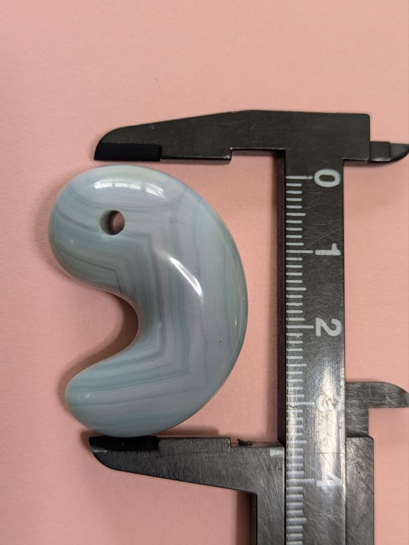 天然石 【津軽錦石】の ビッグサイズ の 勾玉です。