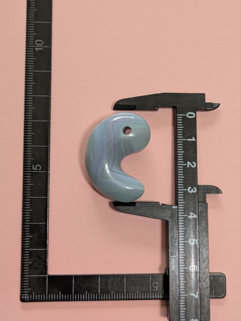 天然石 【津軽錦石】の ビッグサイズ の 勾玉です。