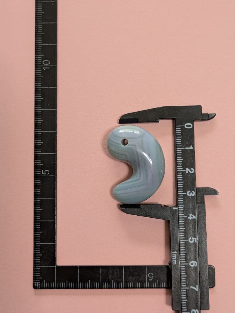 天然石 【津軽錦石】の ビッグサイズ の 勾玉です。