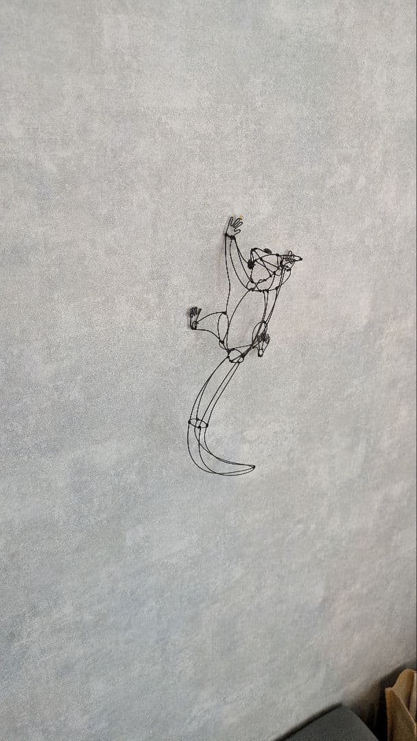 壁をのぼるフクロモモンガのワイヤーアート