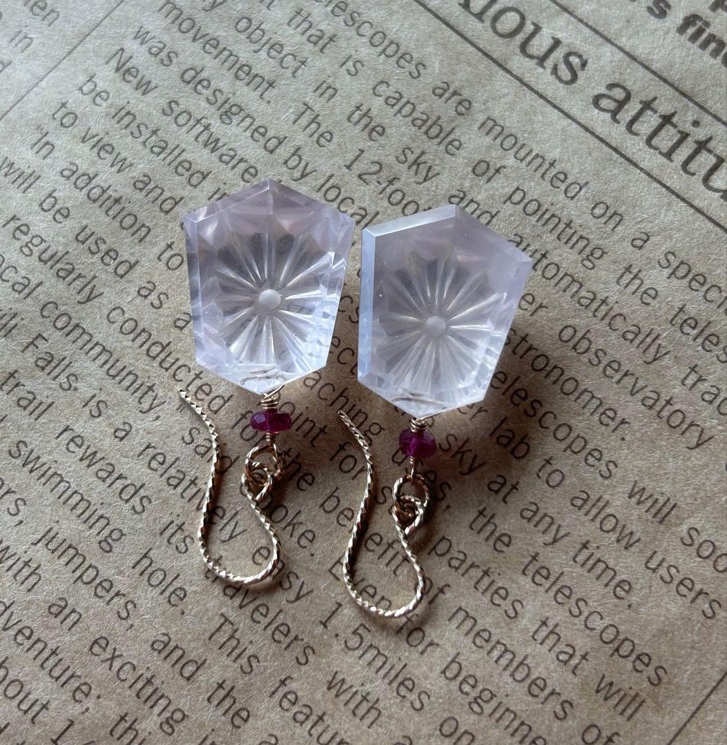 ローズクォーツサンライズカービング＆ルベライトトルマリンのピアス　14kgf