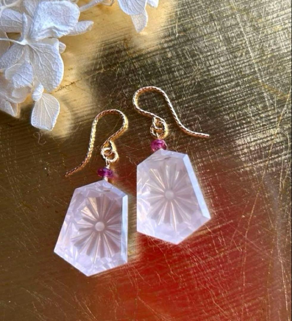 ローズクォーツサンライズカービング＆ルベライトトルマリンのピアス　14kgf