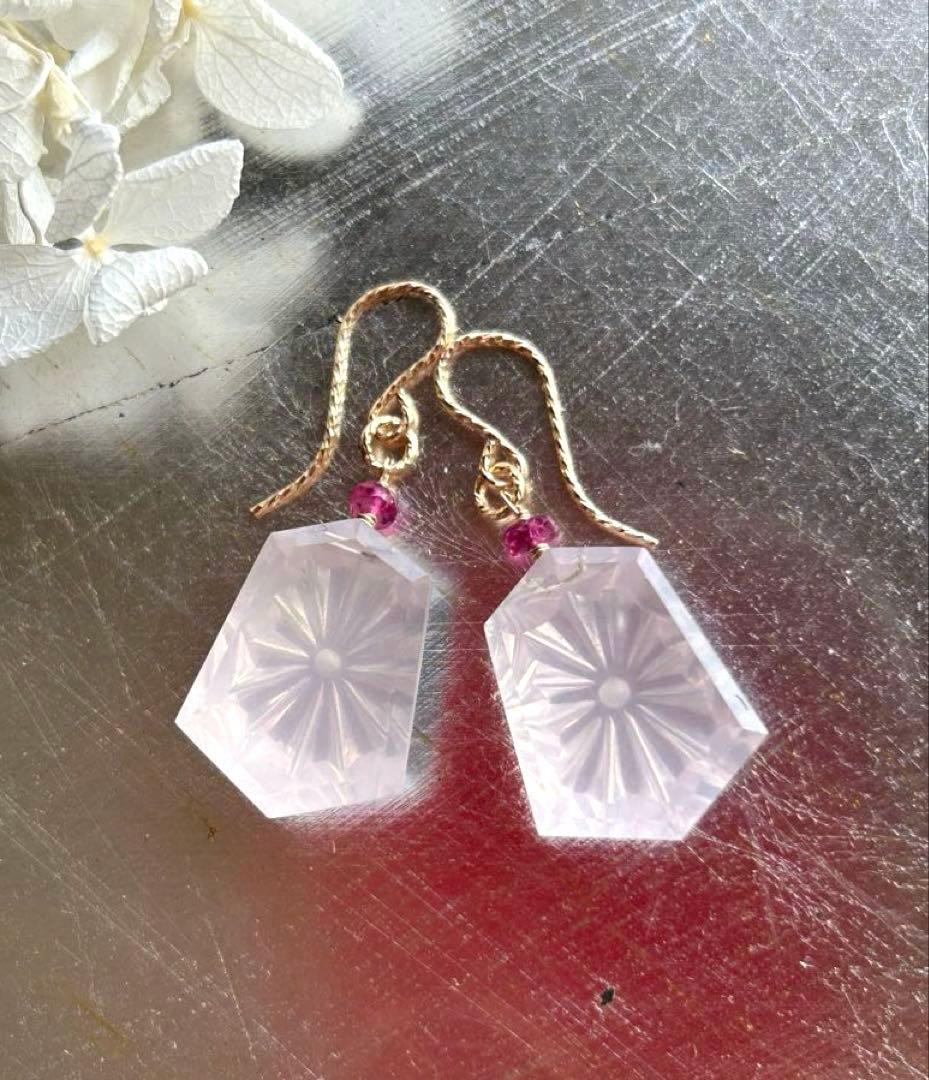 ローズクォーツサンライズカービング＆ルベライトトルマリンのピアス　14kgf