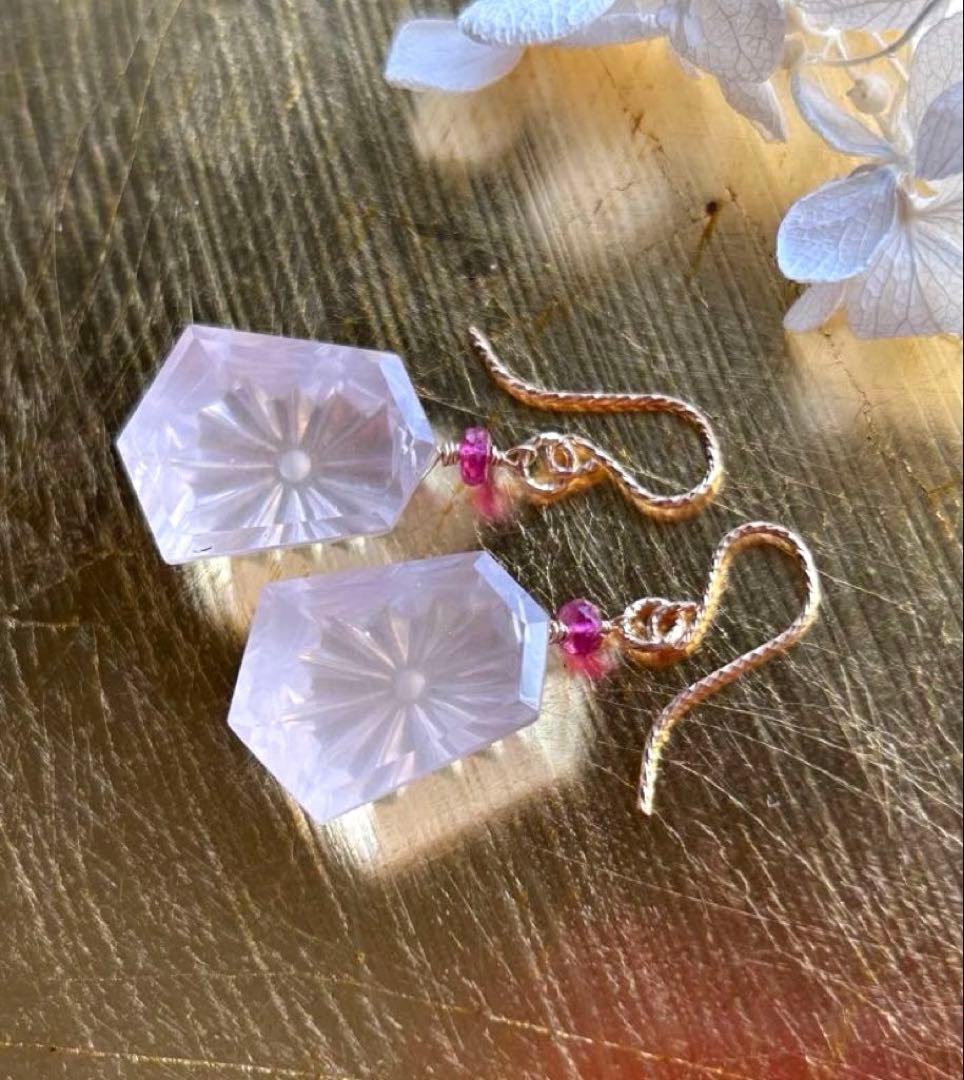 ローズクォーツサンライズカービング＆ルベライトトルマリンのピアス　14kgf