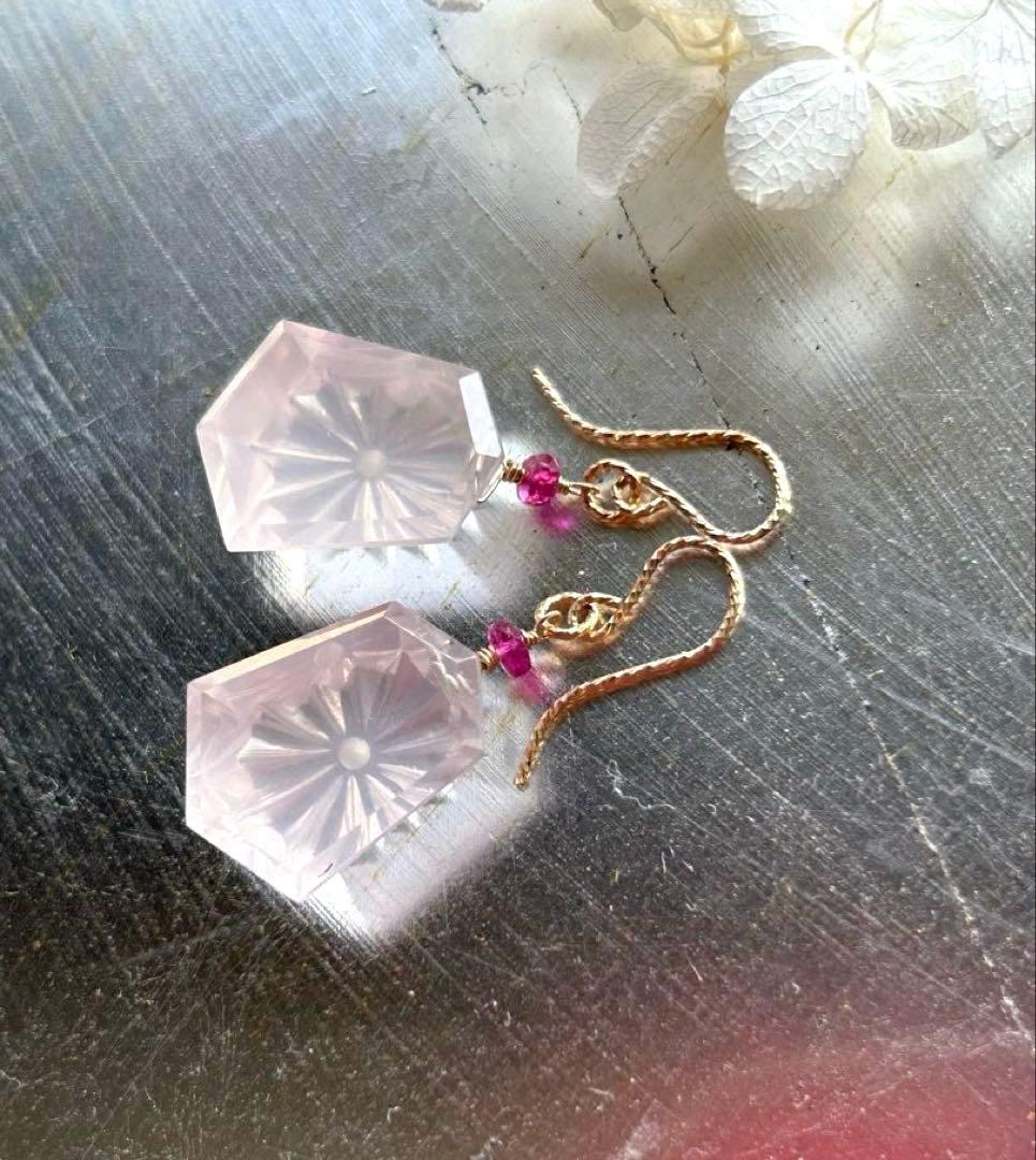 ローズクォーツサンライズカービング＆ルベライトトルマリンのピアス　14kgf