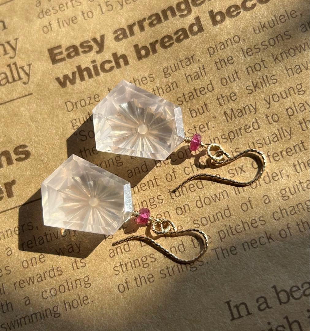 ローズクォーツサンライズカービング＆ルベライトトルマリンのピアス　14kgf