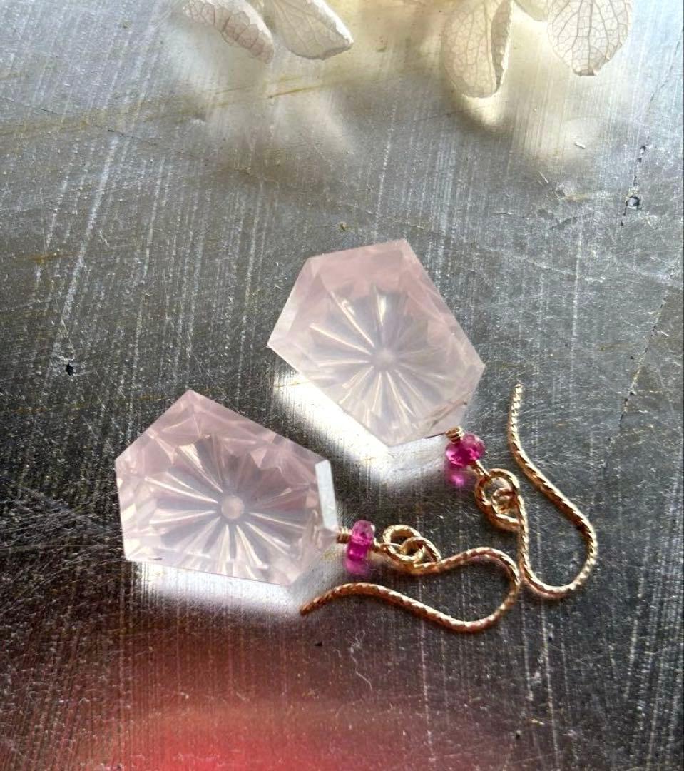 ローズクォーツサンライズカービング＆ルベライトトルマリンのピアス　14kgf