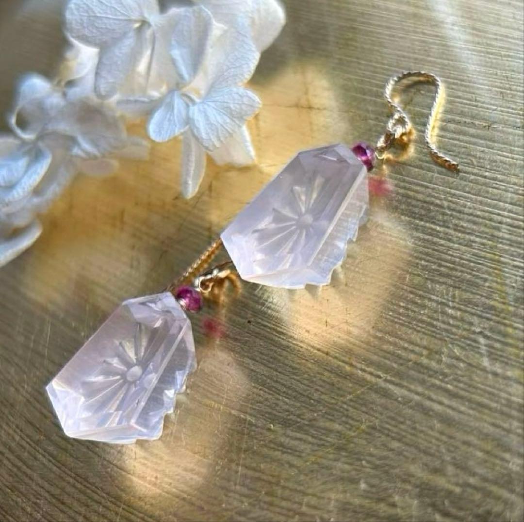 ローズクォーツサンライズカービング＆ルベライトトルマリンのピアス　14kgf