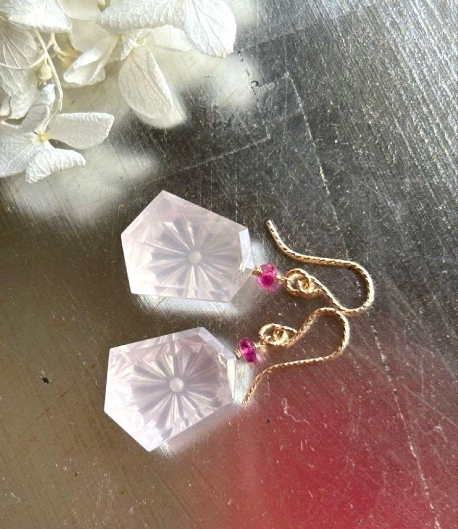 ローズクォーツサンライズカービング＆ルベライトトルマリンのピアス　14kgf