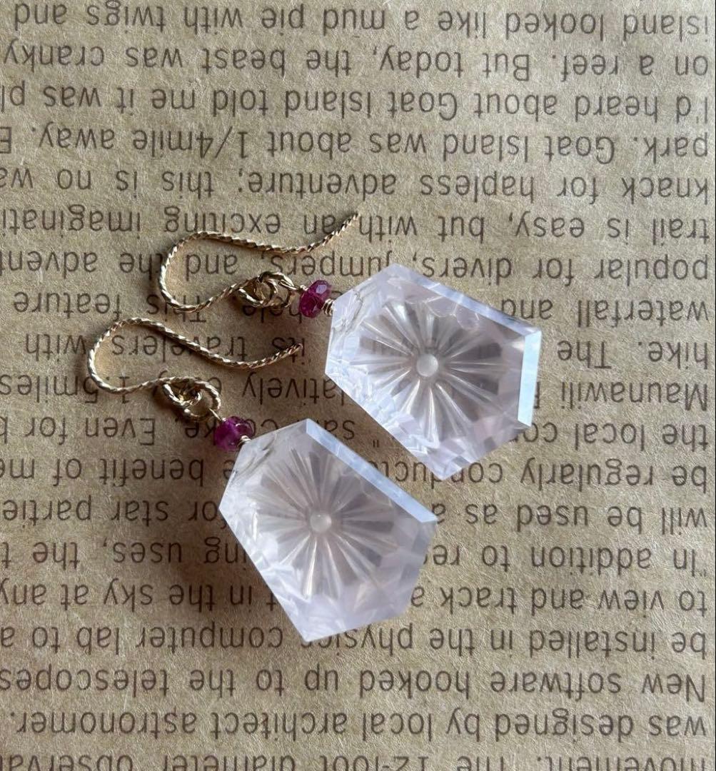 ローズクォーツサンライズカービング＆ルベライトトルマリンのピアス　14kgf