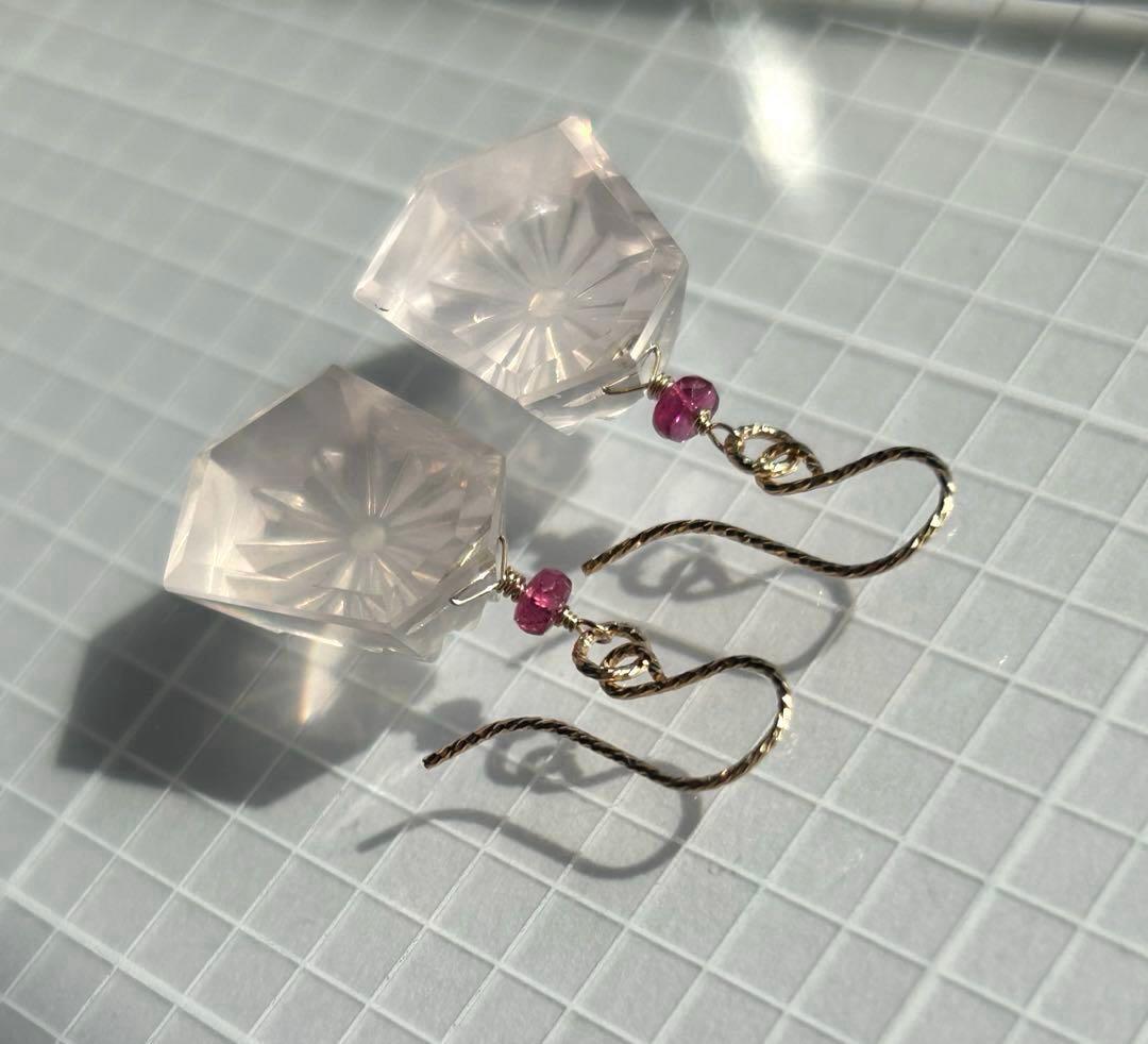 ローズクォーツサンライズカービング＆ルベライトトルマリンのピアス　14kgf