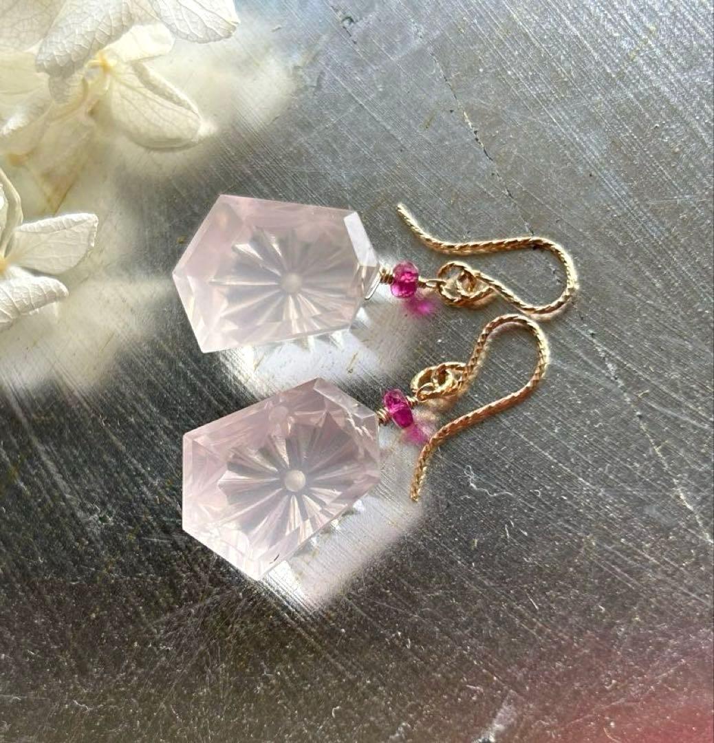 ローズクォーツサンライズカービング＆ルベライトトルマリンのピアス　14kgf