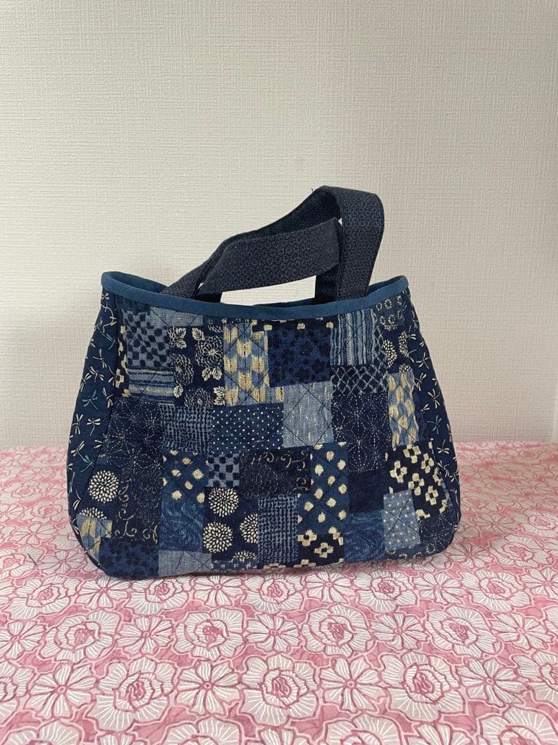 手刺繍入り　パッチワークトートバッグ ネイビー系