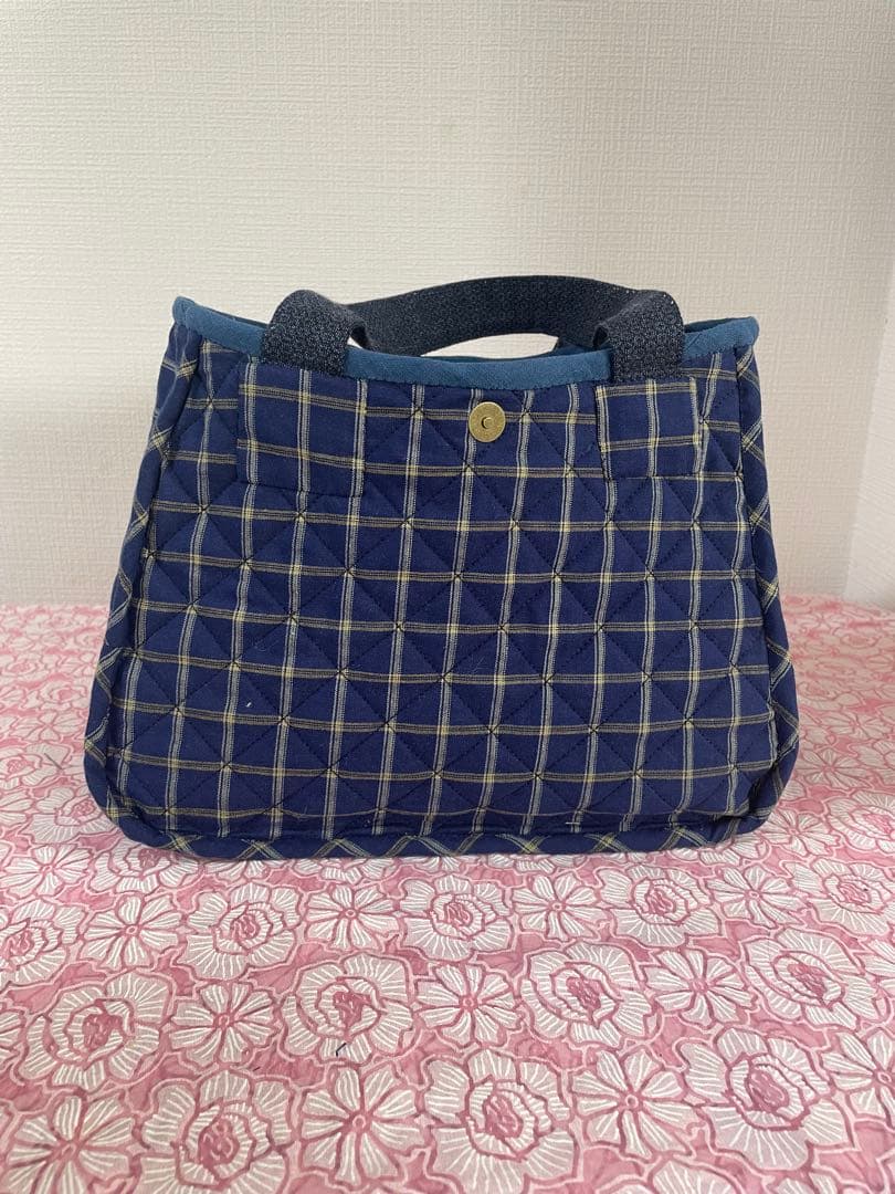 手刺繍入り　パッチワークトートバッグ ネイビー系