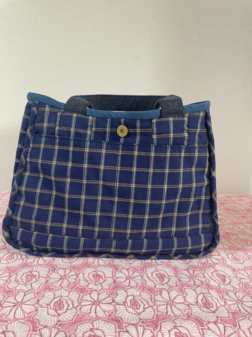 手刺繍入り　パッチワークトートバッグ ネイビー系