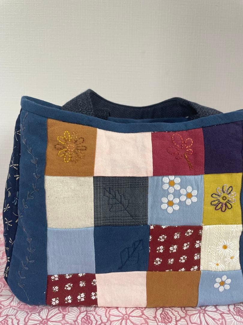 手刺繍入り　パッチワークトートバッグ ネイビー系