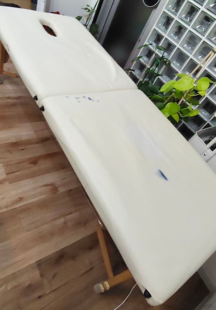 軽量　持ち運び用取っ手付き　折りたたみマッサージベッド ホワイト