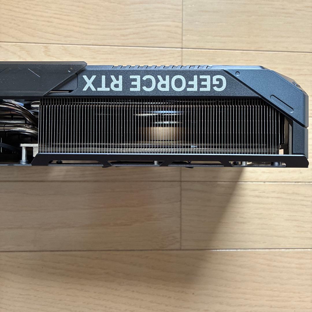 gigabyte RTX5090 ヒートシンク ファン　バックプレート　LED